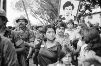 Image of sheet 19850320 photo 7: frtsg. 850310 Die Brücken werden nach Mienen abgesucht. Der Teniente Primero Carlos Morales schaut mir schön in die Camera. Konvoi Militär Die Frauen sandinstisches Bataillon «Veronica Lacayo» reisen übermütig in einem eigenen Lastwagen mitten im Konvoi. Viele schreien fast vor Freude, andere schauen skeptisch an den Berghügeln entlang die Horizonte nach Contras ab. Der Konvoi folgt uns treu. Fahnen werden geschwungen. Die einen steigen aus und tanzen. Freudensmomente am Eingang nach Leon. Wo ist mein Mann, mein Sohn. Die Frauen stehen gespannt am Strassenrand.
Military Army Sandinist Women Soldier
Aus: «Der Traum von Solentiname/The dream of Solentiname/El sueño de Solentiname» Leon Nicaragua 1985
The Sandinista Popular Army (or People's Army; Ejército Popular Sandinista, EPS) was the military established in 1979 by the new Sandinista government to replace the National Guard, following the overthow of Anastasio Somoza Debayle.