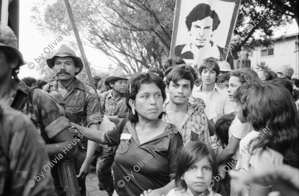 Image of sheet 19850320 photo 7: frtsg. 850310 Die Brücken werden nach Mienen abgesucht. Der Teniente Primero Carlos Morales schaut mir schön in die Camera. Konvoi Militär Die Frauen sandinstisches Bataillon «Veronica Lacayo» reisen übermütig in einem eigenen Lastwagen mitten im Konvoi. Viele schreien fast vor Freude, andere schauen skeptisch an den Berghügeln entlang die Horizonte nach Contras ab. Der Konvoi folgt uns treu. Fahnen werden geschwungen. Die einen steigen aus und tanzen. Freudensmomente am Eingang nach Leon. Wo ist mein Mann, mein Sohn. Die Frauen stehen gespannt am Strassenrand.
Military Army Sandinist Women Soldier
Aus: «Der Traum von Solentiname/The dream of Solentiname/El sueño de Solentiname» Leon Nicaragua 1985
The Sandinista Popular Army (or People's Army; Ejército Popular Sandinista, EPS) was the military established in 1979 by the new Sandinista government to replace the National Guard, following the overthow of Anastasio Somoza Debayle.