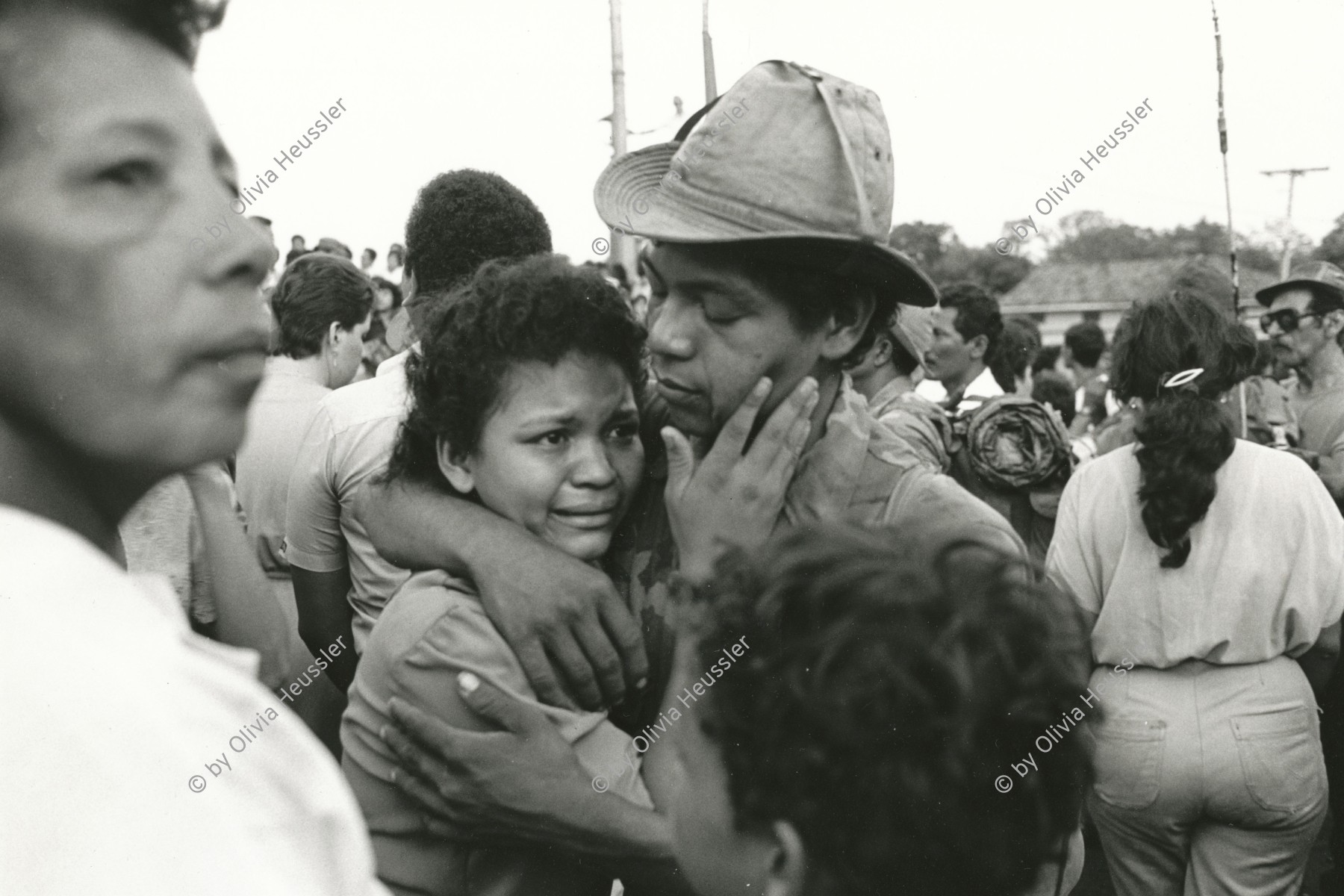 Image of sheet 19850330 photo 17: Ein Soldat verabschiedet sich bei seiner Frau bevor er in  die Kriegsfront beordet wird. Leon Nicaragua 07.85

Military Army War Soldier Women Weapon Sandinist EPS FSLN
Members of the Sandinist peoples army female battalion 'Veronica Lacayo'  1985 √

The Sandinista Popular Army (or People's Army; Ejército Popular Sandinista, EPS) was the military established in 1979 by the new Sandinista government to replace the National Guard, following the overthow of Anastasio Somoza Debayle.