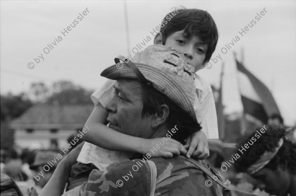 Image of sheet 19850330 photo 24: frtsg. 850320 Gespannt werden die Soldaten von Freunden und Bekannten und Familienangehörigen empfangen. Auch die Mütter der Frauen vom Frauenbataillon Veronica Lacayo weinen vor Freude. Mutter Tochter und Enkelin. Freudentränen. Wieviele sind tot in den Bergen zurück geblieben. Leon 1985


Military Army War Soldier Women Weapon Sandinist EPS FSLN
Members of the Sandinist peoples army female battalion 'Veronica Lacayo'