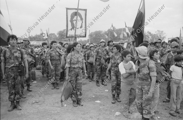 Image of sheet 19850330 photo 27: frtsg. 850320 Gespannt werden die Soldaten von Freunden und Bekannten und Familienangehörigen empfangen. Auch die Mütter der Frauen vom Frauenbataillon Veronica Lacayo weinen vor Freude. Mutter Tochter und Enkelin. Freudentränen. Wieviele sind tot in den Bergen zurück geblieben. Leon 1985


Military Army War Soldier Women Weapon Sandinist EPS FSLN
Members of the Sandinist peoples army female battalion 'Veronica Lacayo'