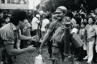 Image of sheet 19850330 photo 28: Leon Nicaragua 1985 soldier army troops military returns from the war front.
Ein Soldat kehrt von der Kriegs Front heim und wird freudigst empfangen. √
Military Army Sandinist Soldier
Aus: « Der Traum von Solentiname / The dream of Solentiname / El sueño de Solentiname pag 103 » Nicaragua 1985

Regreso del frente. León,
Back from the front. León,