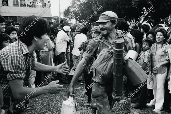 Image of sheet 19850330 photo 28: Leon Nicaragua 1985 soldier army troops military returns from the war front.
Ein Soldat kehrt von der Kriegs Front heim und wird freudigst empfangen. √
Military Army Sandinist Soldier
Aus: « Der Traum von Solentiname / The dream of Solentiname / El sueño de Solentiname pag 103 » Nicaragua 1985

Regreso del frente. León,
Back from the front. León,