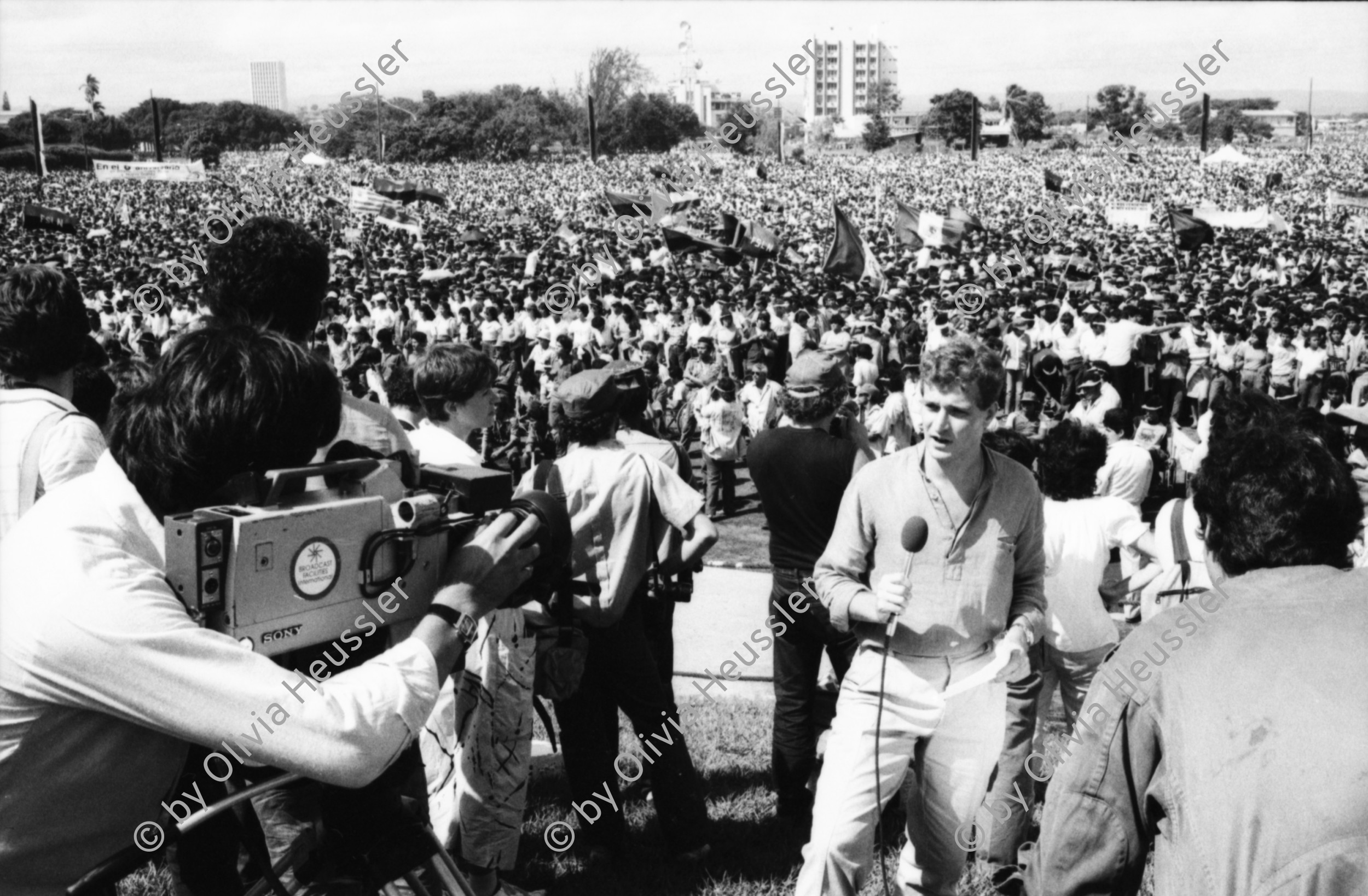 Image of sheet 19850340 photo 24: frtsg. 850330    Keine Blattkopie vorhanden!

Managua 19. Juli 1985 Jahresfeier Sandinisten.
Rot Kreuz 50 jahre Frauen im Hungerstreik für die Freilassung ihrer entführten Söhnen von der Contra und gegen den obligatorischen Militärdienst von Jugendlichen. Leon, Nicaragua