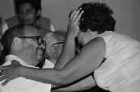 Image of sheet 19850350 photo 20: Aussenminister und Jesuiten pfarrer Miguel D'Escoto hat lange in Nordamerika studiert und ist im Hungerstreik als Protest gegen die Politik der Vereinigten Staaten Amerikas. U.S.A. Eine Frau besucht ihn in der Kirche.