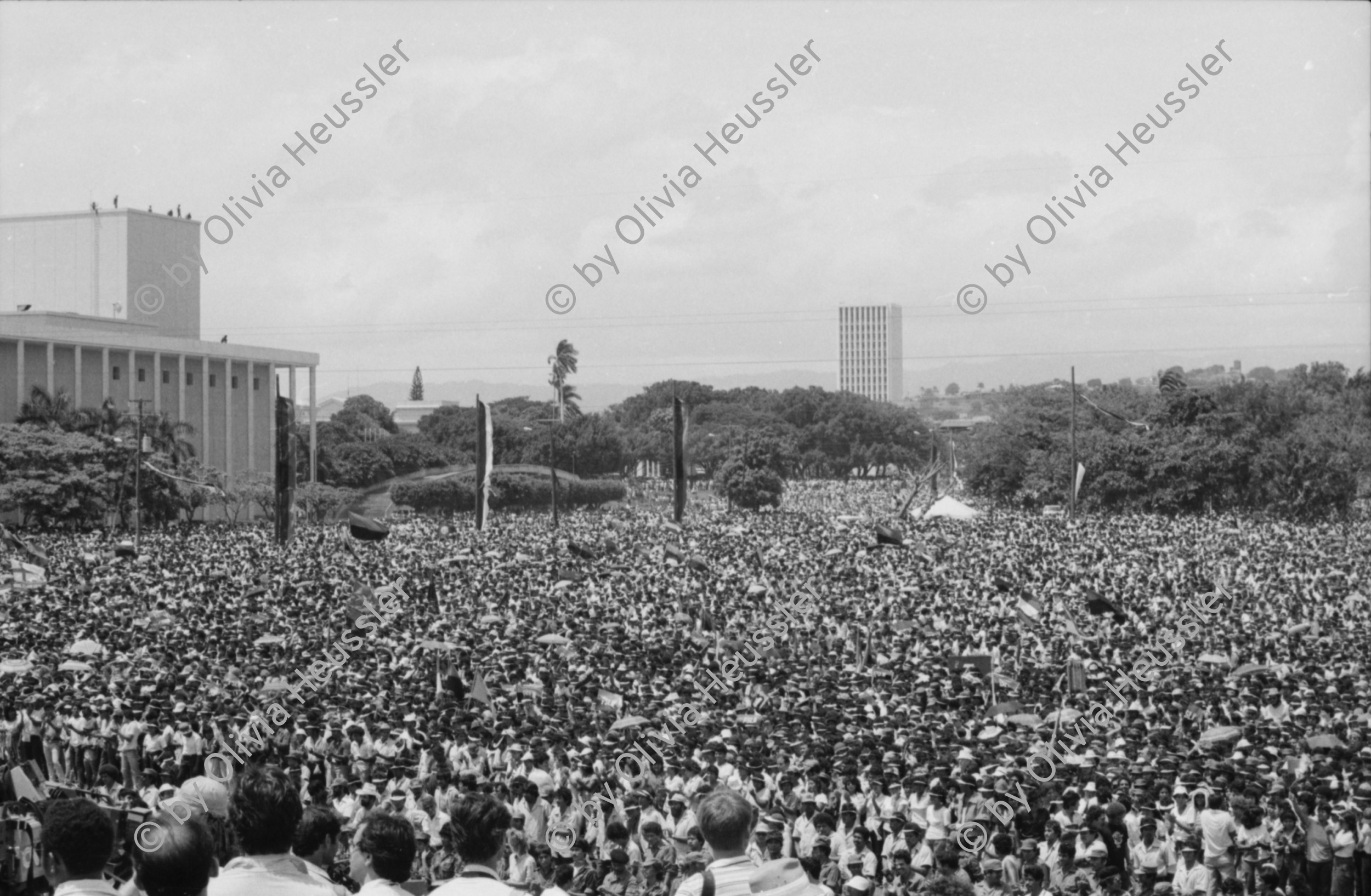 Image of sheet 19850350 photo 26: Der sechste Jahrestag der sandinistischen Revolution wird am 19. Juli in Managua mit internationalem Besuch gefeiert. Ortega hält stundenlange Ansprache. Sovietische Kampfhelikopter Mi- 8 und M-24 überfliegen die 100000 tausenden von Besucher Innen. Die 9 wichtigsten Kommandanten und Parlamentarier.