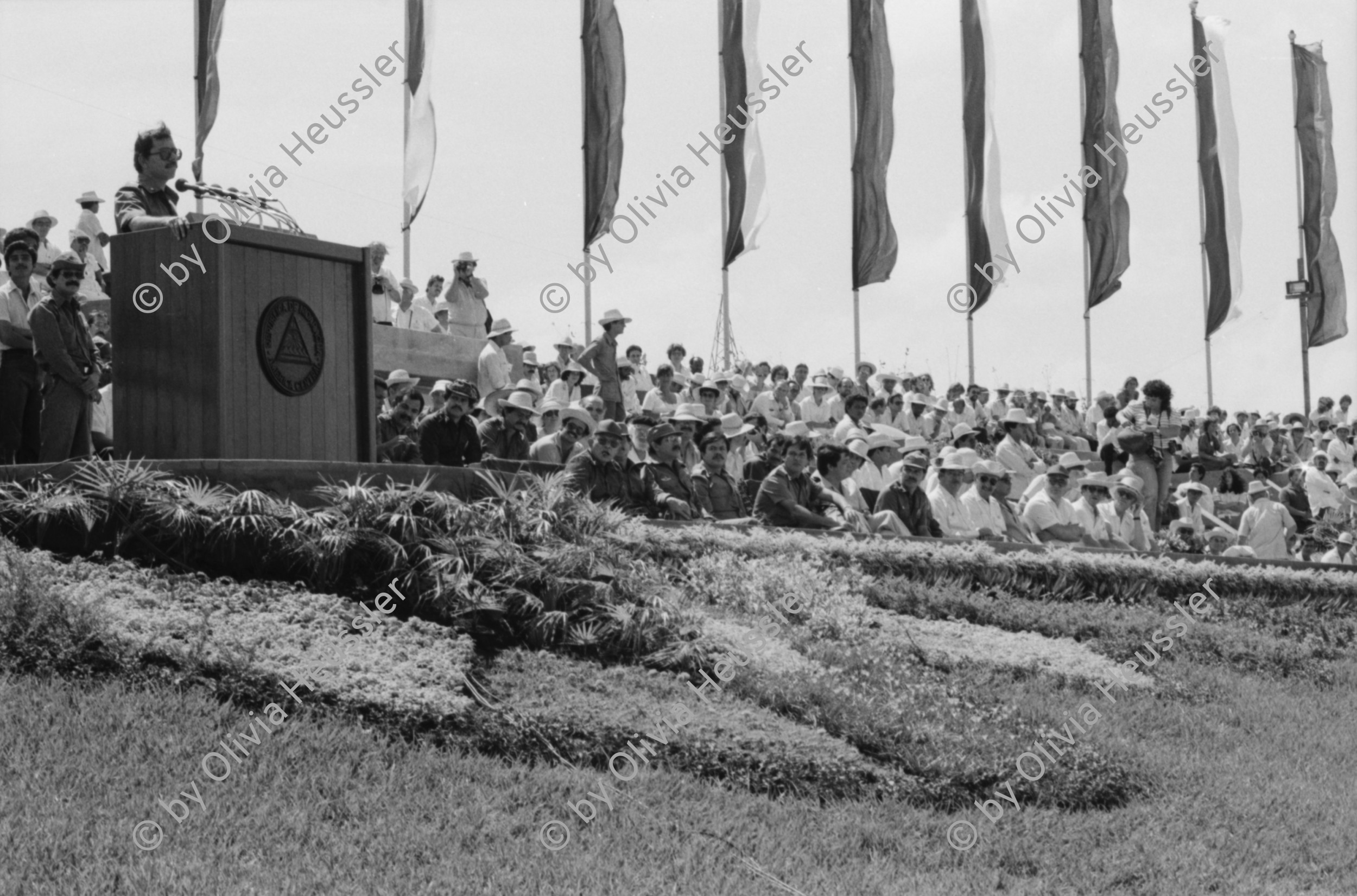Image of sheet 19850350 photo 35: Aussenminister und Jesuiten pfarrer Miguel D'Escoto hat lange in Nordamerika studiert und ist im Hungerstreik als Protest gegen die Politik der Vereinigten Staaten Amerikas. U.S.A. Eine Frau besucht ihn in der Kirche. Eine Kämpferin vom Frauenbataillon V.L. empfängt eine Auszeichnung in Leon. Der sechste Jahrestag der sandinistischen Revolution wird am 19. Juli in Managua mit internationalem Besuch gefeiert. Ortega hält stundenlange Ansprache. Sovietische Kampfhelikopter Mi- 8 und M-24 überfliegen die 100000 tausenden von Besucher Innen. Die 9 wichtigsten Kommandanten und Parlamentarier. 

Military Army War Soldier Women Weapon Sandinist EPS FSLN
Members of the Sandinist peoples army female battalion 'Veronica Lacayo'