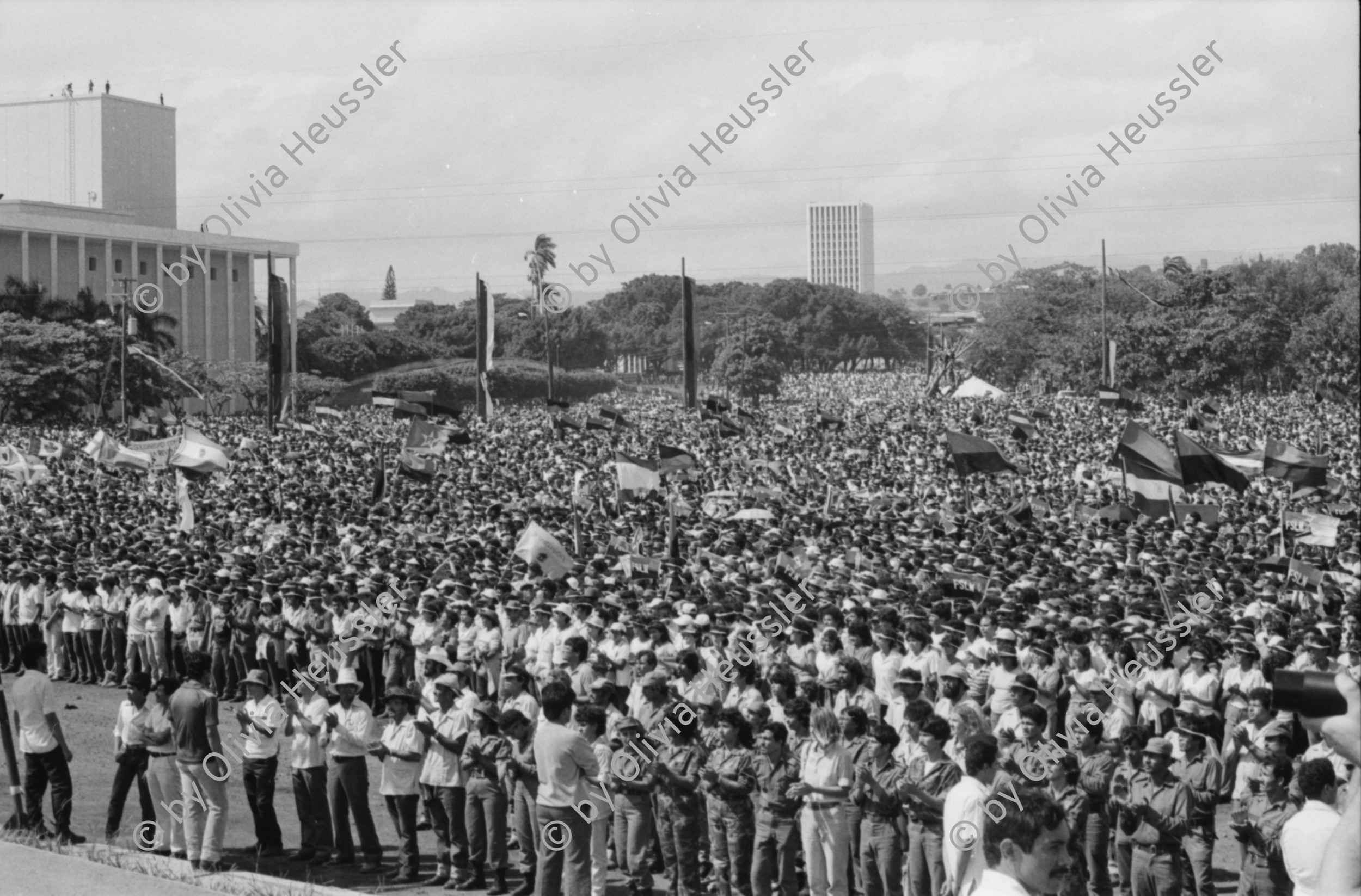 Image of sheet 19850350 photo 41: Aussenminister und Jesuiten pfarrer Miguel D'Escoto hat lange in Nordamerika studiert und ist im Hungerstreik als Protest gegen die Politik der Vereinigten Staaten Amerikas. U.S.A. Eine Frau besucht ihn in der Kirche. Eine Kämpferin vom Frauenbataillon V.L. empfängt eine Auszeichnung in Leon. Der sechste Jahrestag der sandinistischen Revolution wird am 19. Juli in Managua mit internationalem Besuch gefeiert. Ortega hält stundenlange Ansprache. Sovietische Kampfhelikopter Mi- 8 und M-24 überfliegen die 100000 tausenden von Besucher Innen. Die 9 wichtigsten Kommandanten und Parlamentarier. 

Military Army War Soldier Women Weapon Sandinist EPS FSLN
Members of the Sandinist peoples army female battalion 'Veronica Lacayo'