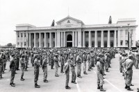 Image of sheet 19850360 photo 15: Auf dem Platz vor dem National Palast Plaza de la Revolution, stehen hunderte von sandinistischen Soldaten sandinistischer sandinisten EPS bereit für ein Abtreten. demobilisation. Sechs Jahre Revolution. 'Das siegreiche Nicaragua verkauft und ergibt sich nicht!' Militärparade Managua Nicaragua 1985
√ Ejército popular sandinista Army Sandinist Military Krieg War
The Sandinista Popular Army (or People's Army; Ejército Popular Sandinista, EPS) was the military established in 1979 by the new Sandinista government to replace the National Guard, following the overthow of Anastasio Somoza Debayle.