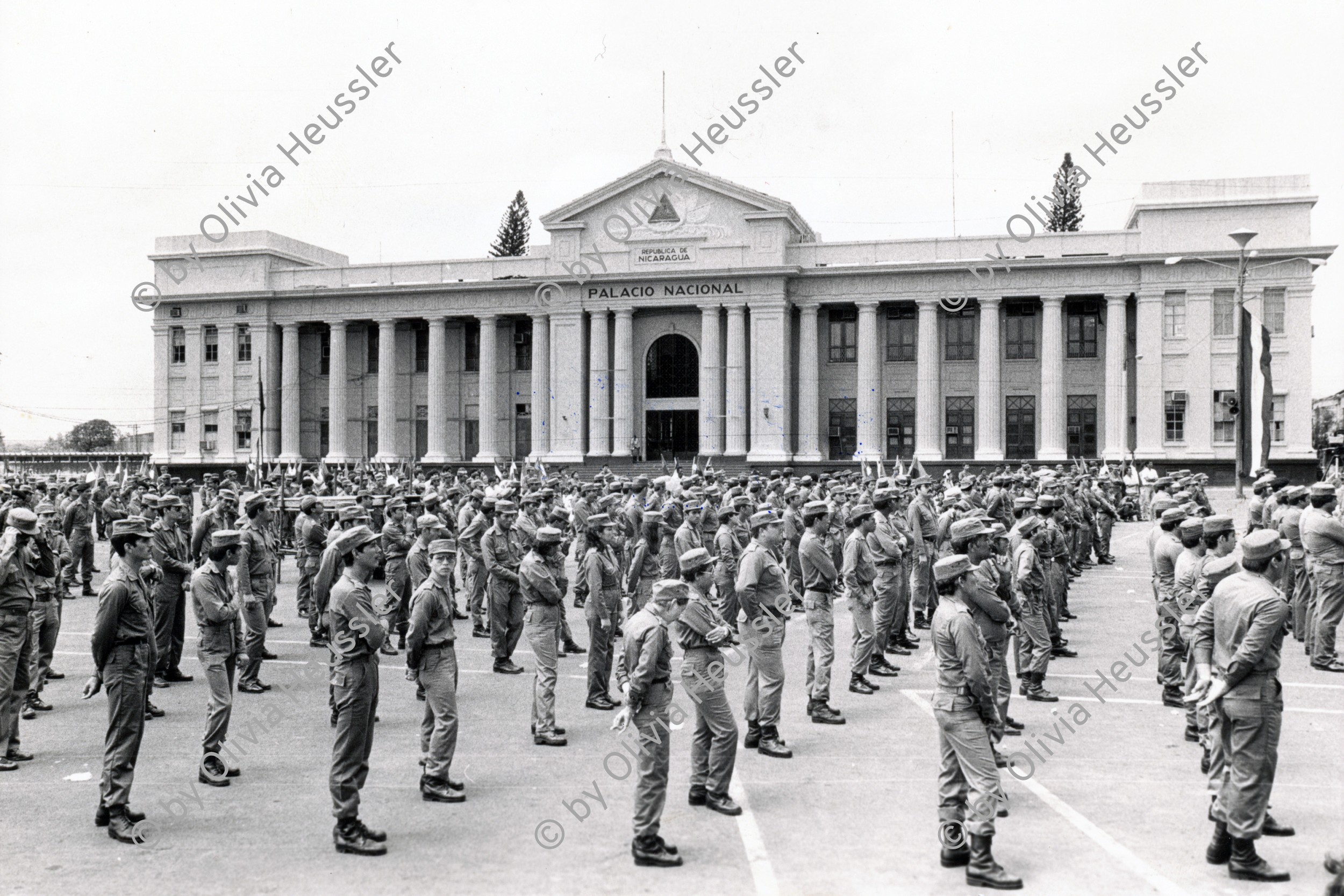 Image of sheet 19850360 photo 15: Auf dem Platz vor dem National Palast Plaza de la Revolution, stehen hunderte von sandinistischen Soldaten sandinistischer sandinisten EPS bereit für ein Abtreten. demobilisation. Sechs Jahre Revolution. 'Das siegreiche Nicaragua verkauft und ergibt sich nicht!' Militärparade Managua Nicaragua 1985
√ Ejército popular sandinista Army Sandinist Military Krieg War
The Sandinista Popular Army (or People's Army; Ejército Popular Sandinista, EPS) was the military established in 1979 by the new Sandinista government to replace the National Guard, following the overthow of Anastasio Somoza Debayle.