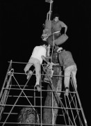 Image of sheet 19850360 photo 22: Auf dem Platz vor dem National Palast Plaza de la Revolution, stehen tausende von sandinistischen Soldaten sandinistischer sandinisten EPS bereit für ein Abtreten. demobilisation. Humberto Ortega spricht an sie. US Amerikanische Militäroffiziere fotografieren uns  Journalisten Das Monument für die Bauern Campesinos mit der Kalaschnikov AK 47  in Managua wird bald der Oeffentlichkeit übergeben und vom Gerüst befreit. 
'Nuestra descision de patria libre o morir no es una simple promesa'. Carlos Fonseca.Unsere Entscheidung ob Freies Vaterland oder Tod ist nicht nur eine einfache Voraussagung. einfaches Versprechen. Sechs Jahre Revolution. Das siegreiche Nicaragua verkauft und ergibt sich nicht! Militärparade Managua Nicaragua 1985