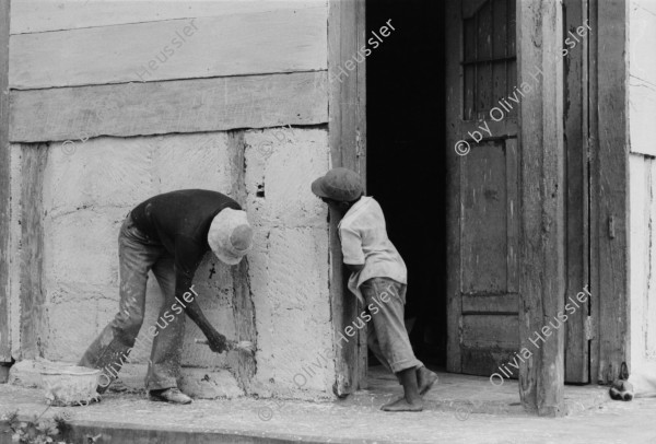 Image of sheet 19850370 photo 13: frtsg. 850350 Hungerstreik von Miguel D'Escoto. Ein junger Mann bepinselt sein Haus mit weisser Farbe. Auf seinem Rücken trägt er die Farben Rot und Schwarz. Sie sind die Propagandafarben für die Sandinisten zu den Wahlen. Die Schwester von Michel Hüttner. In San Juan del Sur fotografiere ich Pelikane die ihren Jungen über dem Meer beim Jagen helfen. San Juan del Sur Nicaragua 1985