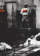 Image of sheet 19850370 photo 17: Poster Plakat Siebdruck 



Ein junger Mann bepinselt sein Haus mit weisser Farbe. Auf seinem Rücken trägt er die Farben Rot und Schwarz. Sie sind die Propagandafarben für die Sandinisten zu den Wahlen. San Juan del Sur Nicaragua 1985