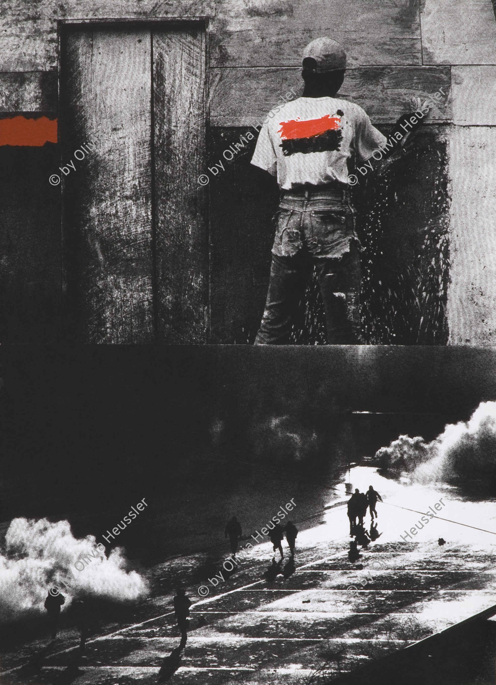 Image of sheet 19850370 photo 17: Poster Plakat Siebdruck 



Ein junger Mann bepinselt sein Haus mit weisser Farbe. Auf seinem Rücken trägt er die Farben Rot und Schwarz. Sie sind die Propagandafarben für die Sandinisten zu den Wahlen. San Juan del Sur Nicaragua 1985