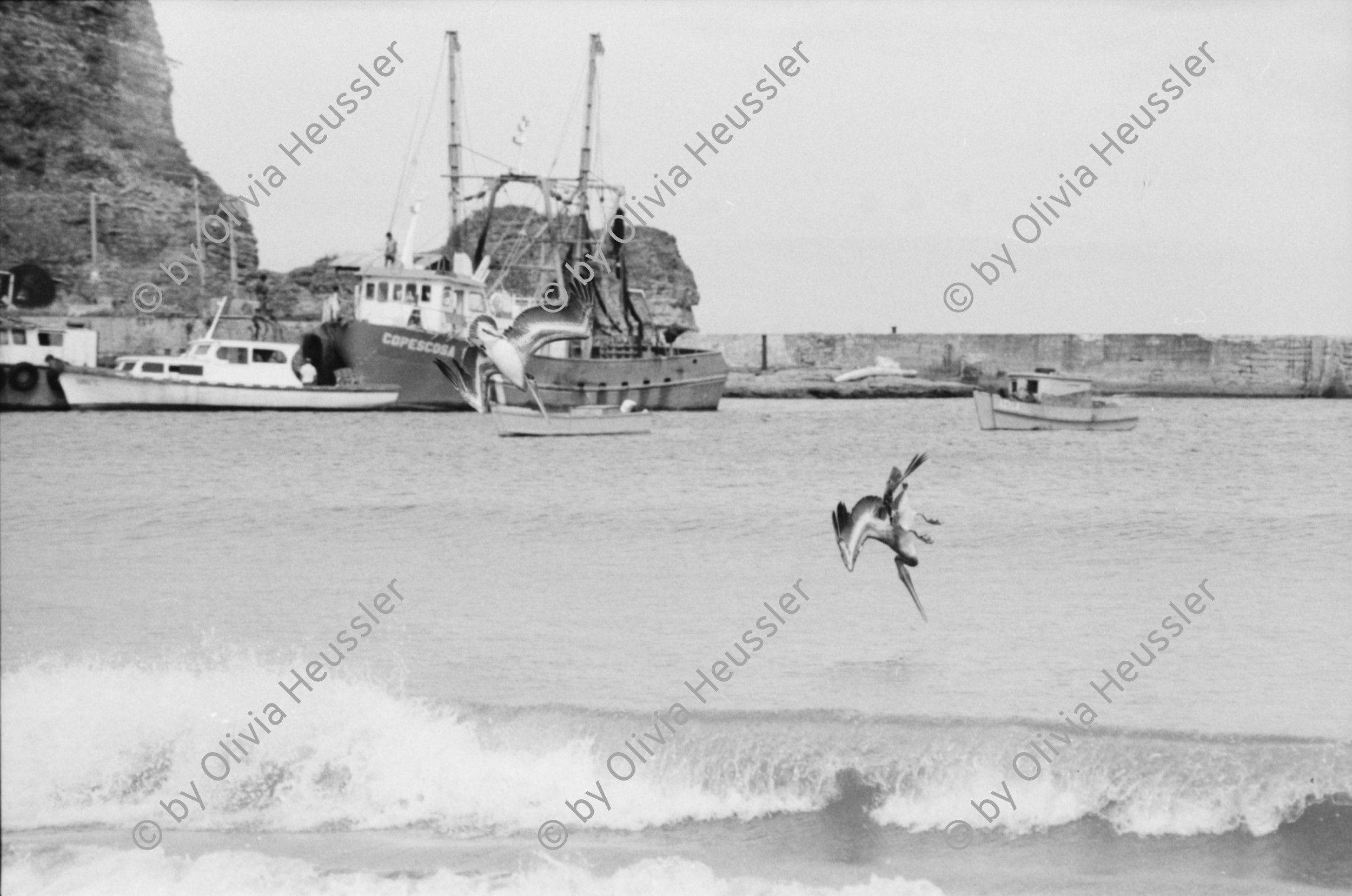 Image of sheet 19850380 photo 13: frtsg. 850370 Pelikane jagen. Ein Arbeiter bearbeitet die Telefondrähte. Eine C-133 (?) oder C-137 landet jede Woch um die US-Potschaft mit COCA-COLA zu beliefern.! In der psychiatrischen Klinik arbeiten viele Junge Menschen, die an Kriegstraumen leiden. Viele könnten entlassen werden, aber ihr Heimweg ist zu gefährlich, da er durch die Kriegsgebiete führt. Einer streckt stolz seine Machette in den Himmel. Die Betreuer nehmen es gemütlich. 
Patient in der psychiatrischen Klinik in der Hauptstadt Managua  Nicaragua 1985 
War victim with psychological psychologically problems in clinic. Patient Health mental War Sandinist hospital psycho