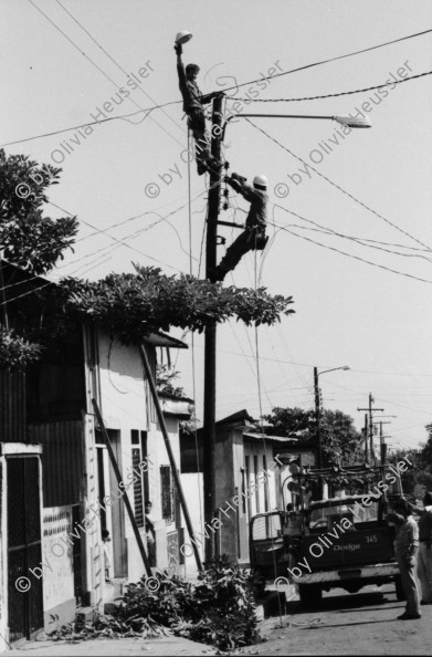 Image of sheet 19850380 photo 8: frtsg. 850370 Pelikane jagen. Ein Arbeiter bearbeitet die Telefondrähte. Eine C-133 (?) oder C-137 landet jede Woch um die US-Potschaft mit COCA-COLA zu beliefern.! In der psychiatrischen Klinik arbeiten viele Junge Menschen, die an Kriegstraumen leiden. Viele könnten entlassen werden, aber ihr Heimweg ist zu gefährlich, da er durch die Kriegsgebiete führt. Einer streckt stolz seine Machette in den Himmel. Die Betreuer nehmen es gemütlich. 
Patient in der psychiatrischen Klinik in der Hauptstadt Managua  Nicaragua 1985 
War victim with psychological psychologically problems in clinic. Patient Health mental War Sandinist hospital psycho