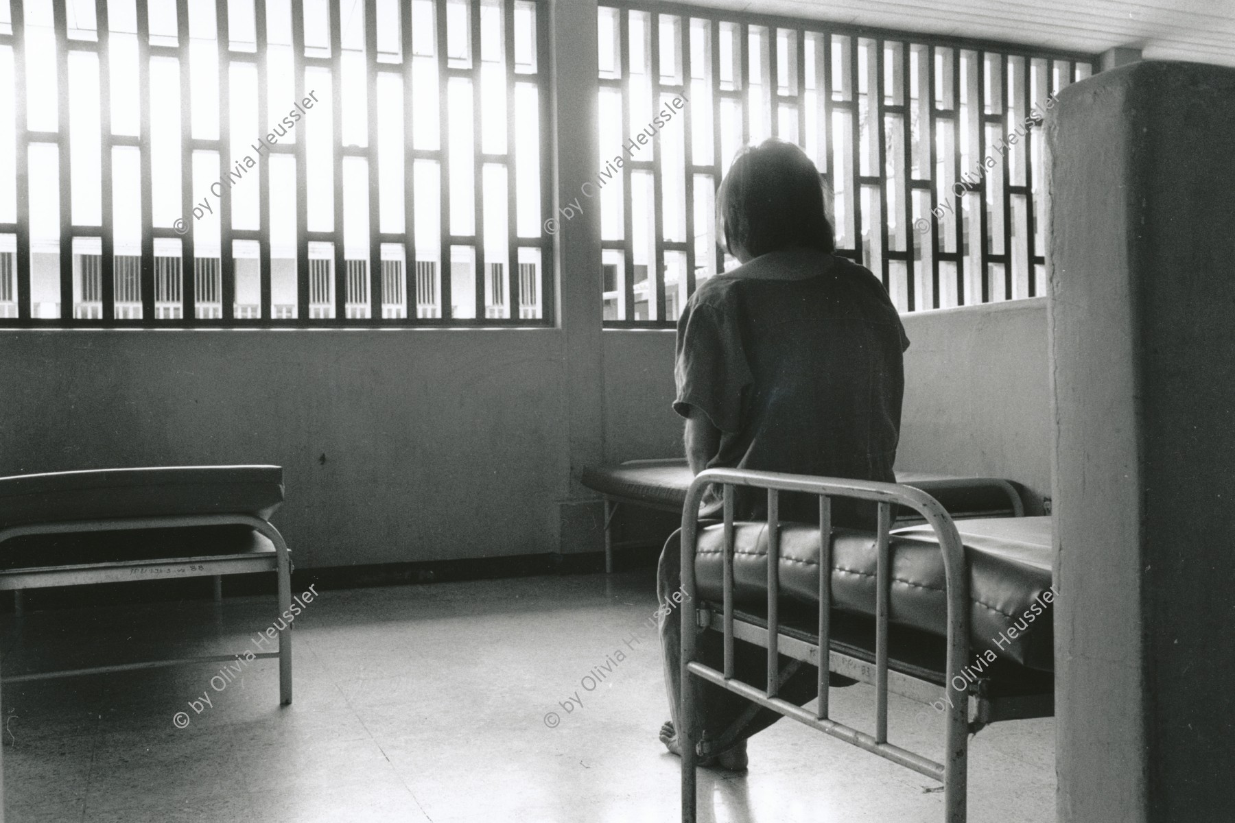 Image of sheet 19850390 photo 6: In der Frauenabteilung der psychiatrischen Klinik Managua leben viele kriegsgeschädigte aus den ländlichen Regionen. Patient in der psychiatrischen Klinik in der Hauptstadt Managua  Nicaragua 1985 √
Manicomio Irrenanstalt
War victim with psychological psychologically problems in clinic. Patient Health mental War Sandinist hospital psycho