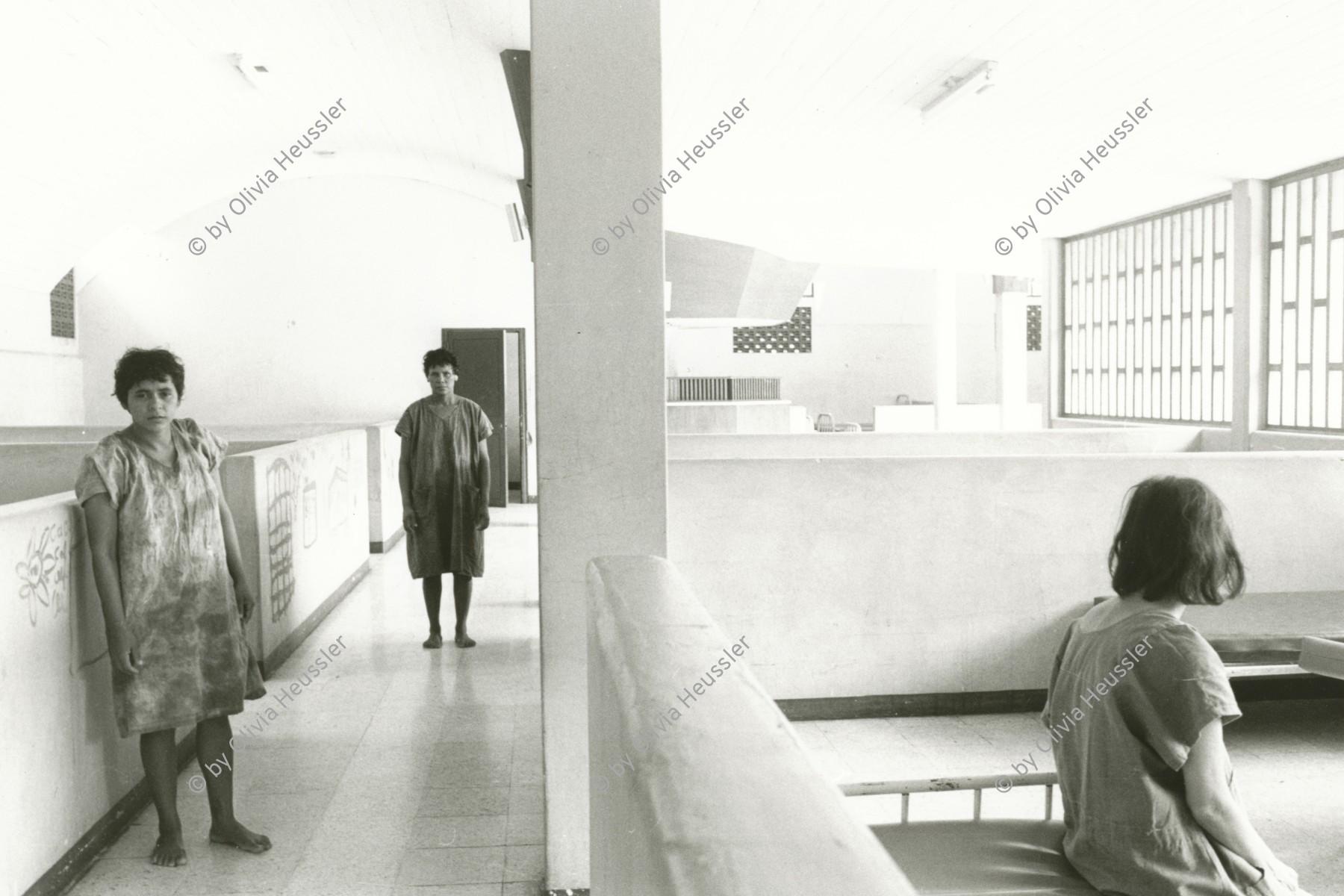 Image of sheet 19850390 photo 7: In der Frauenabteilung der psychiatrischen Klinik Managua leben viele kriegsgeschädigte aus den ländlichen Regionen. Nicaragua 1985

Patient in der psychiatrischen Klinik in der Hauptstadt Managua  Manicomio Irrenanstalt √

War victim with psychological psychologically problems in clinic. Patient Health mental War Sandinist hospital psycho