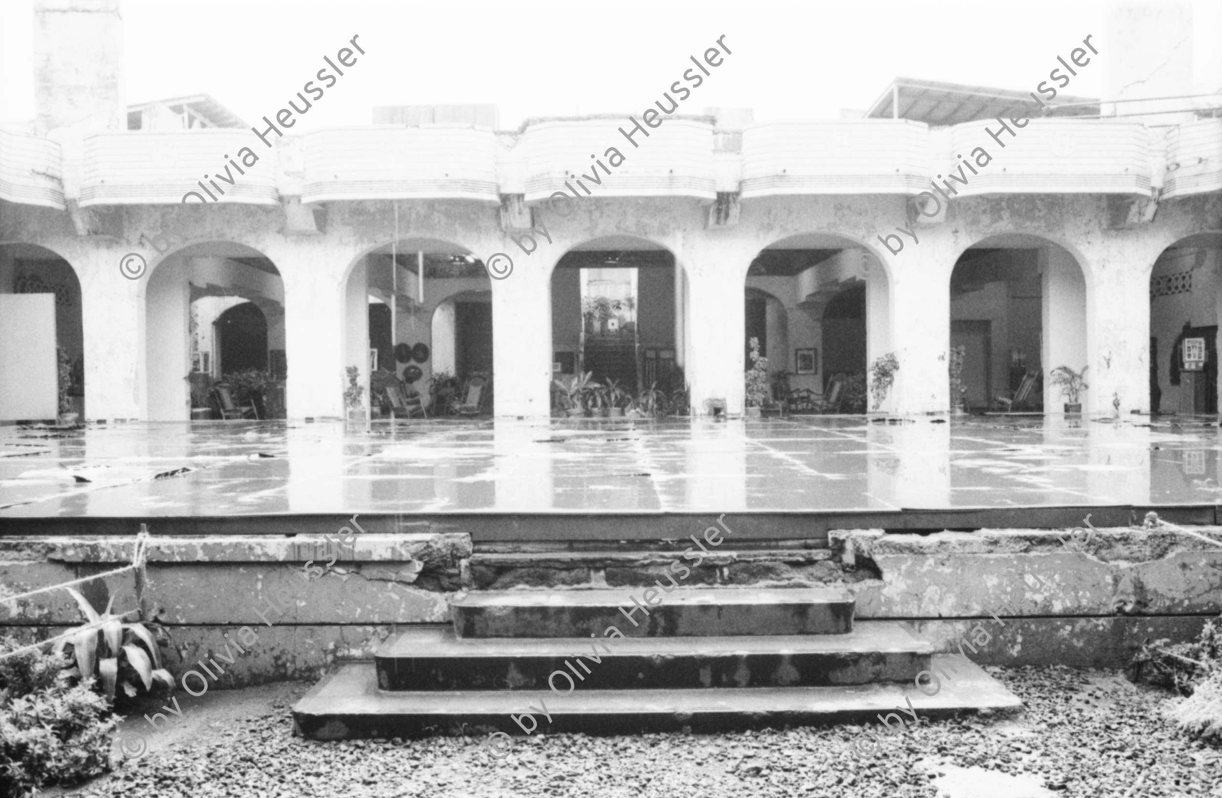 Image of sheet 19850410 photo 16: In den Ruinas del Gran Hotel, das dem Erdbeben von 1972 zum Opfer fiel stellt das Kulturministerium unter Ernesto Cardenal Kunst aus. Obwohl es manchmal schamlos reinregnet. Die Bühne dient für abendliche Vorstellungen. In El Regadio arbeiten die Frauen am Film weiter. Knabe am Zaun im Dorf. Alter Ziehbrunnen aus Holz. Alte Holzbauernhäuser. Nadine Hostettler Gabrielle Baur Kristina Konrad und Anne. Managua Esteli Nicaragua 1985
