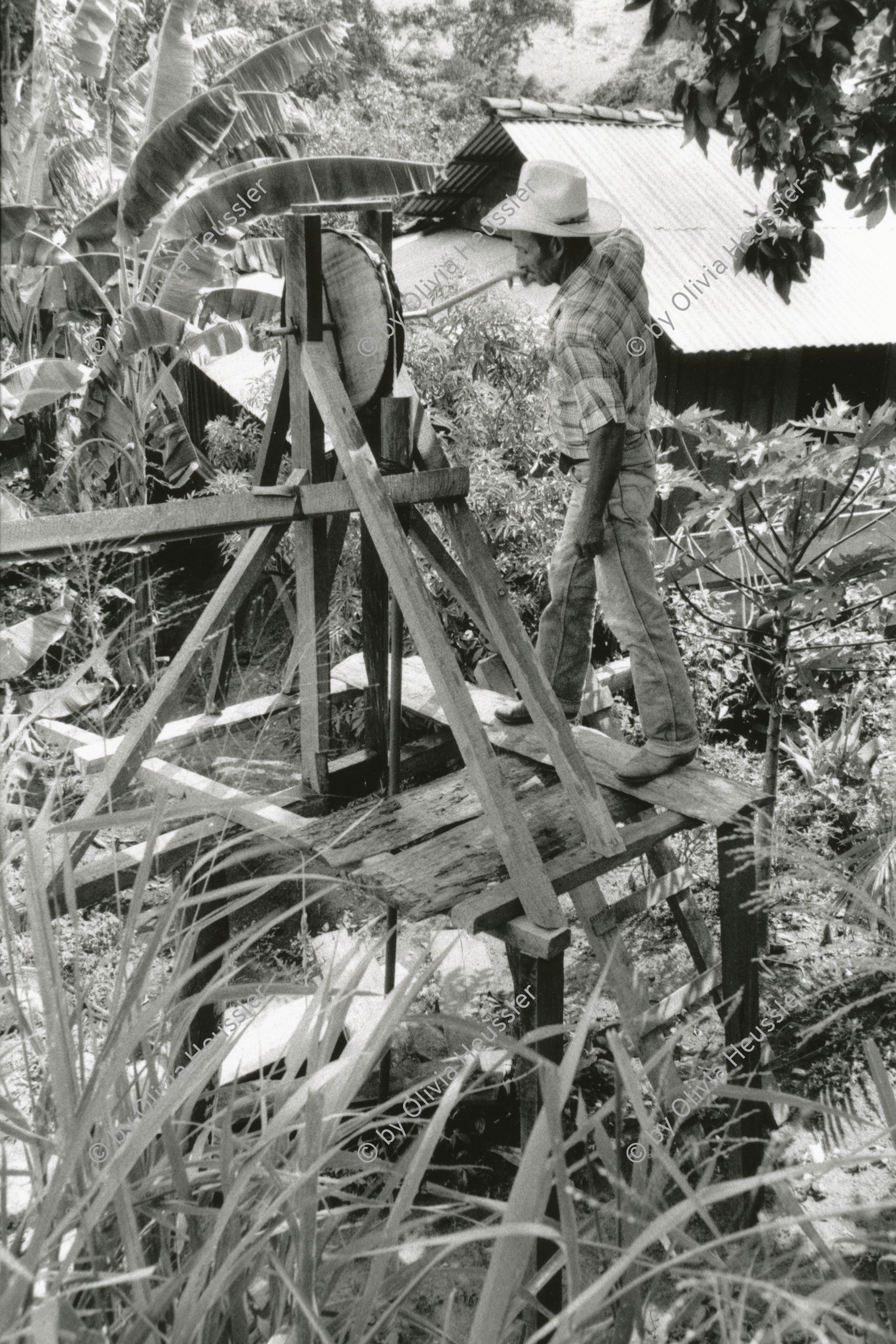Image of sheet 19850410 photo 37: Ein Mann arbeitet in El Regadio an seiner selbstgebauten Wasser pumpe. Esteli Segovias Nicaragua 08.85 1989 √ water pump Wassermühle