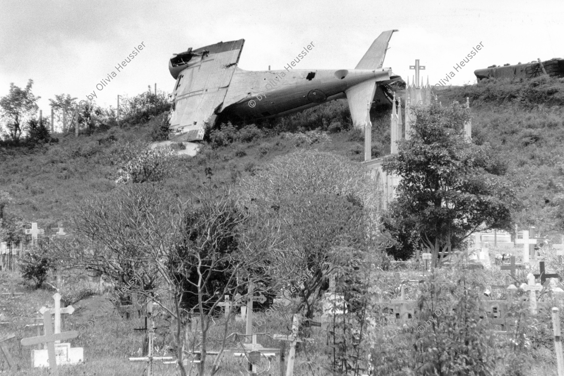 Image of sheet 19850420 photo 20: Ein abgestürztes Flugzeug liegt im Friedhof Wrack bei Condega.  Esteli Las Segovias Nicaragua 1985 √
© 1985, OLIVIA HEUSSLER / www.clic.li