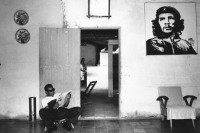 Image of sheet 19850420 photo 24: Im kleinen Comedor hängt das Bild von Che Guevara. Somoto Nicaragua 9. 1985
Kunst Familie Haus Wohnen Lesen Brille Zeitung Journal Stuhl ländlich Mann Frau Küche Schmuck Wand Poster