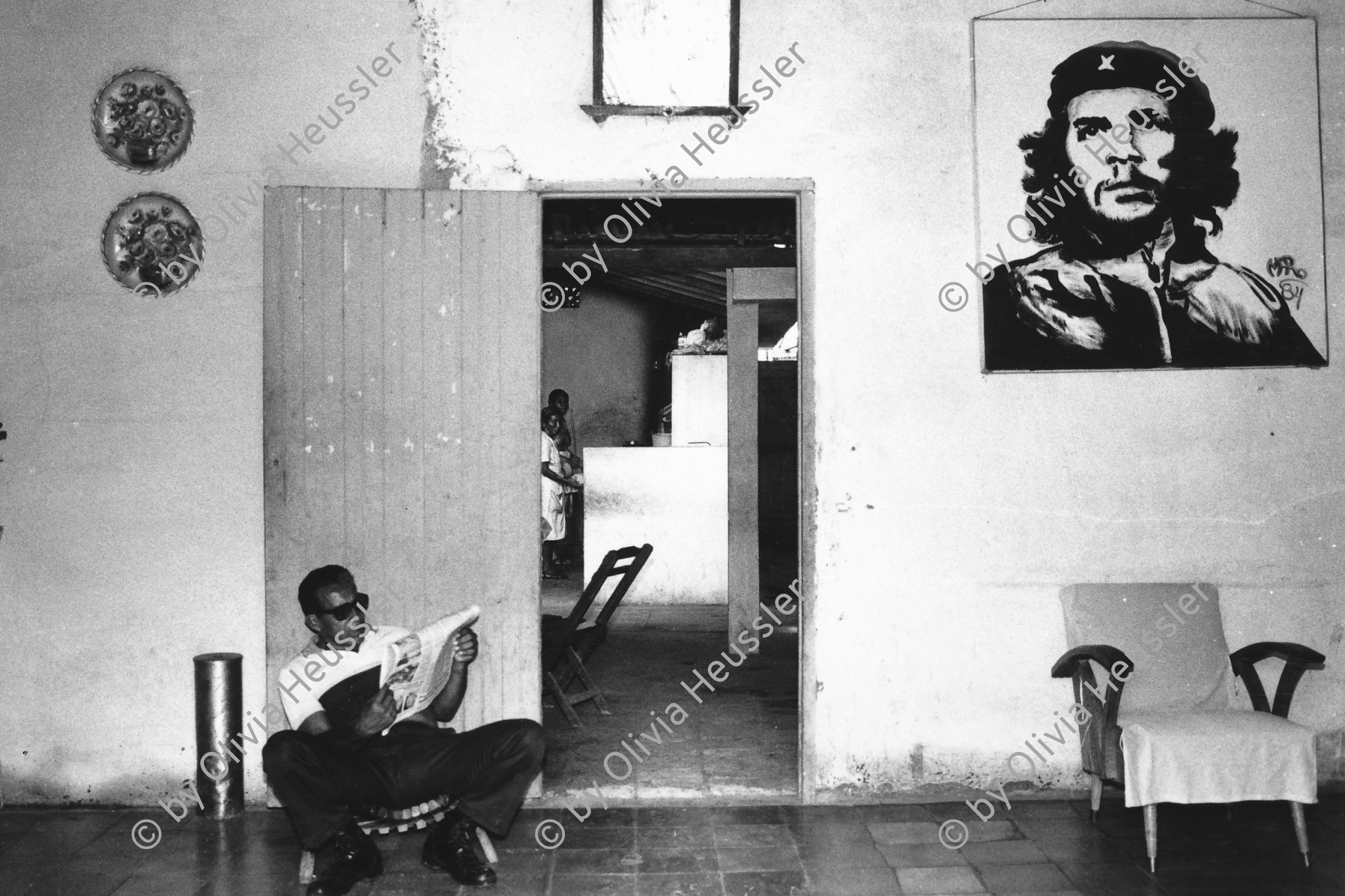 Image of sheet 19850420 photo 24: Im kleinen Comedor hängt das Bild von Che Guevara. Somoto Nicaragua 9. 1985
Kunst Familie Haus Wohnen Lesen Brille Zeitung Journal Stuhl ländlich Mann Frau Küche Schmuck Wand Poster