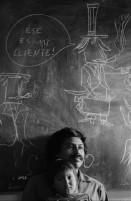 Image of sheet 19850430 photo 10: Comiczeichner mit Kind vor Wandtafel mit Zeichnungen, Managua Nicaragua 1985