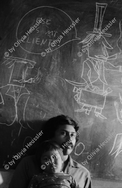 Image of sheet 19850430 photo 11: Marwin Ruiz mit seiner Tochter vor seinen Marwin Ruiz stands with his daughter in Esteli, Comics art artist sandinist central america painted blackboard