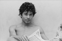 Image of sheet 19850430 photo 18: frtsg. 850430 Comics zeichner mit Kind. vor Wandtafel mit Zeichnungen. José Quinonez liest Zeitung La Prensa in Altagracia im Hof. Donaldo Altamirano. Der Kunstmaler arbeitet bei der Kulturbeilage der sandinistischen Parteizeitung
Barricada, Ventana. Ich fotografiere Stühle aus Eisendraht in einem Restaurant ihr Design ist interessant und immer selfmade. Frau steht an Theke und ist nachdenklich. Racachaca Managua Nicaragua 1985