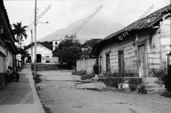 Image of sheet 19850450 photo 42: Granada. Doppelbelichtung. Häuser und Kutsche. Strassenbelag Plastersteine bepflästerung Campesino Haus. Garten. Schiffe auf dem Nicaraguasee. Vulkan Ometepe. Frau trägt Platikbecken auf Kopf. Strasse in Ometepe. Bei Familie von José staubt eine Frau eine alte präkolombianische vorgeschichtliche Urne ab. Ein Indigena India Frau beim töpfern. Töpferin Junge Knaben auf einem Ochsen reitend. Frau mit Hicaras. Eine Art Kürbispflanze, deren harte Schale als Essgeschirr gebraucht wird. Alte Monumente precolombina präkolombinisch aus der Maya Zeit. Menschen auf Fähre. Schiff Strand und Ufer von San Juan del Sur. Nach dem indianischen Kalender erscheint am Geburtstag einer Person ein Tier 'Sternzeichen'. Dieser Tier begleitet diese Person vom Geburtstag bis zum Tod. Diese Tiere gehen bei Krankheit des Menschen verloren. In einer Prozession werden sie zurückgeholt. Die Bilder zeigen das Erscheinen der ursprünglichen Creencias ? Glaube Playa San Juan del Sur. Fähre Ometepe Junge sitzt reitet einen Ochsen. Vulkan 
Nicaragua 1985

ACHTUNG: Bildnummerierung von 10 - 71 Negativnummern