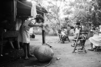 Image of sheet 19850450 photo 44: Granada. Doppelbelichtung. Häuser und Kutsche. Strassenbelag Plastersteine bepflästerung Campesino Haus. Garten. Schiffe auf dem Nicaraguasee. Vulkan Ometepe. Frau trägt Platikbecken auf Kopf. Strasse in Ometepe. Bei Familie von José staubt eine Frau eine alte präkolombianische vorgeschichtliche Urne ab. Ein Indigena India Frau beim töpfern. Töpferin Junge Knaben auf einem Ochsen reitend. Frau mit Hicaras. Eine Art Kürbispflanze, deren harte Schale als Essgeschirr gebraucht wird. Alte Monumente precolombina präkolombinisch aus der Maya Zeit. Menschen auf Fähre. Schiff Strand und Ufer von San Juan del Sur. Nach dem indianischen Kalender erscheint am Geburtstag einer Person ein Tier 'Sternzeichen'. Dieser Tier begleitet diese Person vom Geburtstag bis zum Tod. Diese Tiere gehen bei Krankheit des Menschen verloren. In einer Prozession werden sie zurückgeholt. Die Bilder zeigen das Erscheinen der ursprünglichen Creencias ? Glaube Playa San Juan del Sur. Fähre Ometepe Junge sitzt reitet einen Ochsen. Vulkan 
Nicaragua 1985

ACHTUNG: Bildnummerierung von 10 - 71 Negativnummern