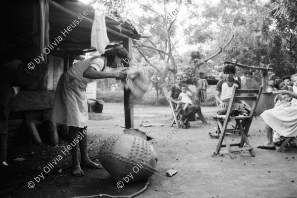 Image of sheet 19850450 photo 44: Granada. Doppelbelichtung. Häuser und Kutsche. Strassenbelag Plastersteine bepflästerung Campesino Haus. Garten. Schiffe auf dem Nicaraguasee. Vulkan Ometepe. Frau trägt Platikbecken auf Kopf. Strasse in Ometepe. Bei Familie von José staubt eine Frau eine alte präkolombianische vorgeschichtliche Urne ab. Ein Indigena India Frau beim töpfern. Töpferin Junge Knaben auf einem Ochsen reitend. Frau mit Hicaras. Eine Art Kürbispflanze, deren harte Schale als Essgeschirr gebraucht wird. Alte Monumente precolombina präkolombinisch aus der Maya Zeit. Menschen auf Fähre. Schiff Strand und Ufer von San Juan del Sur. Nach dem indianischen Kalender erscheint am Geburtstag einer Person ein Tier 'Sternzeichen'. Dieser Tier begleitet diese Person vom Geburtstag bis zum Tod. Diese Tiere gehen bei Krankheit des Menschen verloren. In einer Prozession werden sie zurückgeholt. Die Bilder zeigen das Erscheinen der ursprünglichen Creencias ? Glaube Playa San Juan del Sur. Fähre Ometepe Junge sitzt reitet einen Ochsen. Vulkan 
Nicaragua 1985

ACHTUNG: Bildnummerierung von 10 - 71 Negativnummern