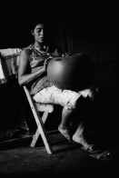 Image of sheet 19850450 photo 48: Die traditionellen, grossen runden Tongefässe sind typisch für diese Gegend und werden noch von Hand hergestellt. Ometepe Nicaragua 10.85
The big round earthenware are typical of the area and are still made by hand traditional pottery Indigene Indigena
handcraft √ Handwerk woman frau