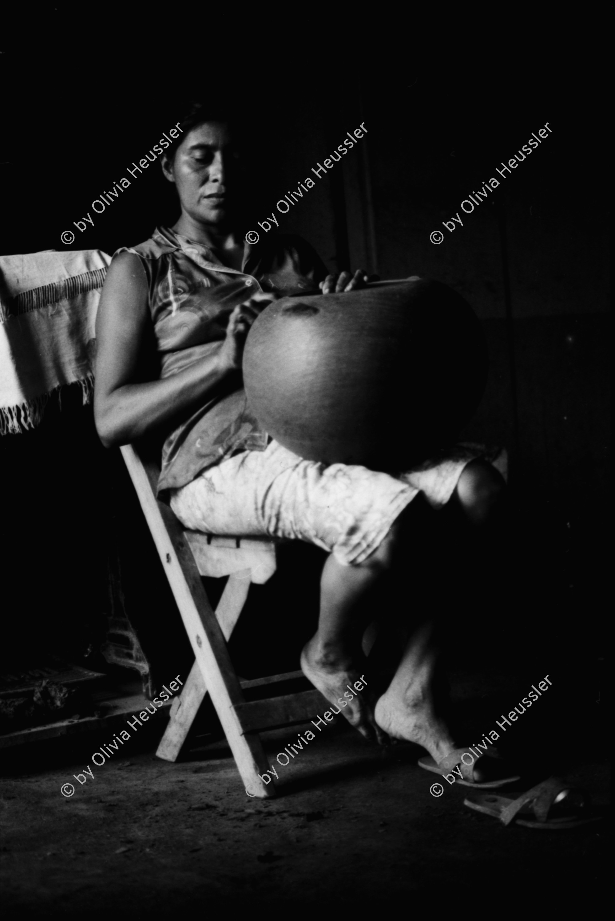 Image of sheet 19850450 photo 48: Die traditionellen, grossen runden Tongefässe sind typisch für diese Gegend und werden noch von Hand hergestellt. Ometepe Nicaragua 10.85
The big round earthenware are typical of the area and are still made by hand traditional pottery Indigene Indigena
handcraft √ Handwerk woman frau