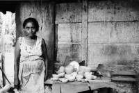 Image of sheet 19850450 photo 56: Granada. Doppelbelichtung. Häuser und Kutsche. Strassenbelag Plastersteine bepflästerung Campesino Haus. Garten. Schiffe auf dem Nicaraguasee. Vulkan Ometepe. Frau trägt Platikbecken auf Kopf. Strasse in Ometepe. Bei Familie von José staubt eine Frau eine alte präkolombianische vorgeschichtliche Urne ab. Ein Indigena India Frau beim töpfern. Töpferin Junge Knaben auf einem Ochsen reitend. Frau mit Hicaras. Eine Art Kürbispflanze, deren harte Schale als Essgeschirr gebraucht wird. Alte Monumente precolombina präkolombinisch aus der Maya Zeit. Menschen auf Fähre. Schiff Strand und Ufer von San Juan del Sur. Nach dem indianischen Kalender erscheint am Geburtstag einer Person ein Tier 'Sternzeichen'. Dieser Tier begleitet diese Person vom Geburtstag bis zum Tod. Diese Tiere gehen bei Krankheit des Menschen verloren. In einer Prozession werden sie zurückgeholt. Die Bilder zeigen das Erscheinen der ursprünglichen Creencias ? Glaube Playa San Juan del Sur. Fähre Ometepe Junge sitzt reitet einen Ochsen. Vulkan 
Nicaragua 1985

ACHTUNG: Bildnummerierung von 10 - 71 Negativnummern