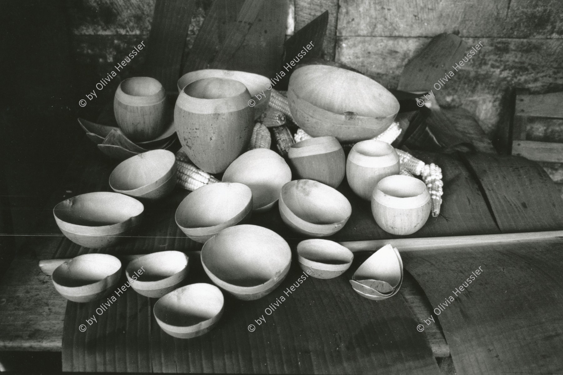 Image of sheet 19850450 photo 58: Diese Hicaras Calabazas Pumpkin werden als Essgeschirr gebraucht und sind aus der harten Schale einer Kürbis frucht. Nicaragua 09.85 1985 √

The big round earthenware are typical of the area and are still made by hand
© 1985, OLIVIA HEUSSLER / www.clic.li