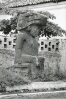 Image of sheet 19850450 photo 60: Skulptur (Monolyt) aus Basaltstein. Von eingeborenen 'Chorotegas'ca 1200 n. Chr. gemacht. Die antropomorfen menschlichen Figuren sind von einem Adlerkopf 'nagual' begleitet. Isla de Ometepe, Nicaragua 09.85 1985
√
Antropomorph monolyt called 'nagual' (eaglehad) on basaltstone made by the indigenous 'Chorotegas' around 1200 a.Ch.