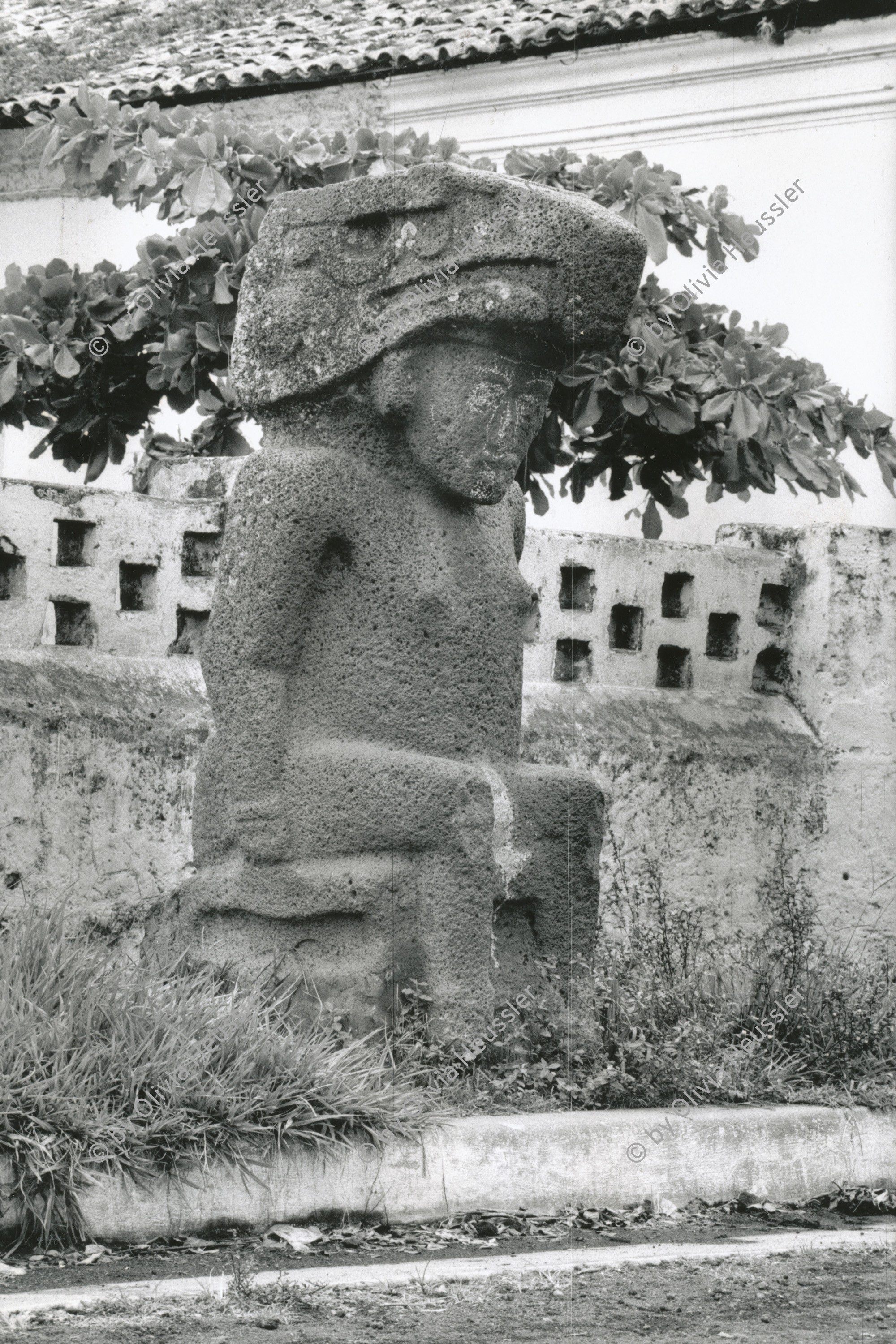 Image of sheet 19850450 photo 60: Skulptur (Monolyt) aus Basaltstein. Von eingeborenen 'Chorotegas'ca 1200 n. Chr. gemacht. Die antropomorfen menschlichen Figuren sind von einem Adlerkopf 'nagual' begleitet. Isla de Ometepe, Nicaragua 09.85 1985
√
Antropomorph monolyt called 'nagual' (eaglehad) on basaltstone made by the indigenous 'Chorotegas' around 1200 a.Ch.