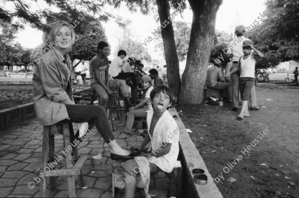 Image of sheet 19850460 photo 16: Strand San Juan del Sur Gabriela Baur und Kristina Konrad in Hängematte in der Racachaca Altagracia. Grenze nach los Espinos ist geschlossen und verriegelt. junge Sandinisten die zur Contra übergelaufen sind im MINT. Innenministerium. Nadine Hofstettler beim Schuhe putzen lassen in Esteli. Donaldo Altamirano Bild Ulysses für James Joyce. Präsident Zimbabwe, Robert Mugabe wird von den nicaraguanischen Kommandanten wärmstens empfangen. re. Ortega li. Ramirez.
Zentrum Olof Palme Olaf  Centro
Managua Nicaragua 1985