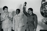 Image of sheet 19850460 photo 34: Aus: Der Traum von Solentiname / The dream of Solentiname / El sueño de 
Präsident Zimbabwes, Robert Mugabe wird von den nicaraguanischen Kommandanten empfangen. re. Daniel Ortega mi. und li. Sergio Ramirez.
Centro de Convenciones 'Olaf Palme'
Managua Nicaragua 1985 

Sergio Ramírez, Robert Mugabe (President of Zimbabwe), and Daniel Ortega (l. to r.) Olof Palme Convention Center, Managua, 1985