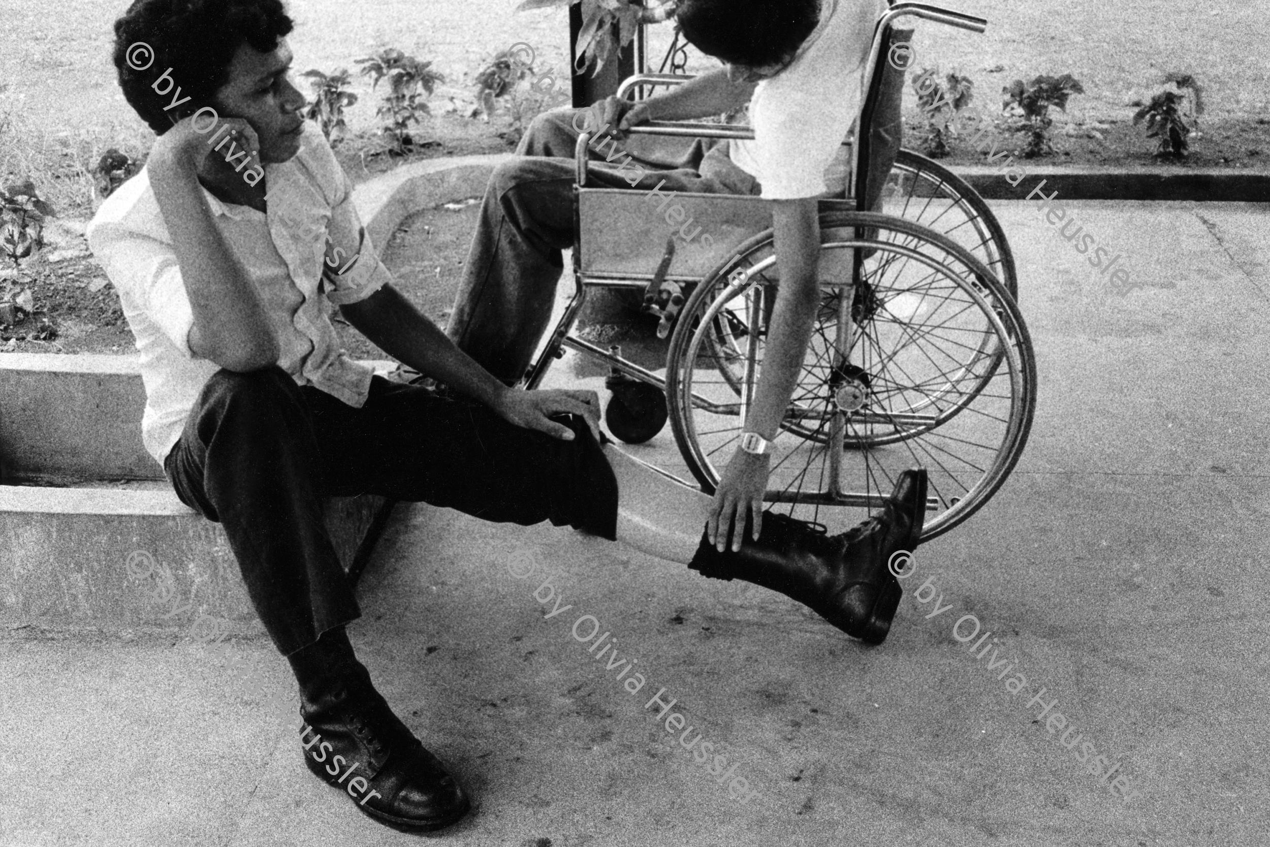 Image of sheet 19850461 photo 16: Handikappierte Invalide Kriegsinvalide Soldaten vor dem Zentrum für die Hilfe von Kriegsgeschädigten. Im neueröffneten Zentrum begutachten die Soldaten unter sich ihre neuen Prothesen. Beinamputationen. Einige sitzen in Rollstühlen.
Disabled veteran soldiers from the Center for the aid of war victims. In the newly opened center soldiers inspect their new prostheses. Leg amputations. Some sit in wheelchairs. war sandinist army soldiers Managua