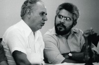 Image of sheet 19850461 photo 33: Präsident der irisch republikanischen Partei, Sinn Fein: Gerry Adams  (re) mit Übersetzer hören zu.
Managua Nicaragua 1985 √

Aus: Der Traum von Solentiname/The dream of Solentiname/El sueño de Solentiname page 55

Gerry Adams (dcha.), líder del partido republicano
irlandés Sinn Féin, con el intérprete. Centro de rehabilitación de inválidos de guerra,
Managua, 

Der Vorsitzende der Irisch-Republikanischen
Partei Sinn Féin, Gerry Adams (r.), mit Übersetzer.
Rehabilitationszentrum für Kriegsinvalide,
Managua, 1985