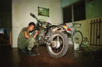 Image of sheet 19850462 photo 11: Jose Chepe Quinonez mit meinem Motorrad Honda Enduro

Kontaktsheet Blattkopie fehlt ohne Sheet