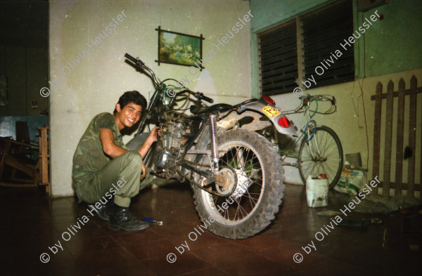 Image of sheet 19850462 photo 11: Jose Chepe Quinonez mit meinem Motorrad Honda Enduro

Kontaktsheet Blattkopie fehlt ohne Sheet