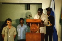 Image of sheet 19850462 photo 19: Robert Mugabe spricht im Olaf Palme Zentrum in Managua Sergio Ramirez Mercado etc. 
Kids spielen im Regen Gruppenbild vor unserem Haus Racachacca Barrio Altagracia Jose Chepe Quinonez mit meinem Motorrad Honda Enduro

Kontaktsheet Blattkopie fehlt ohne Sheet