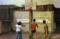 Image of sheet 19850462 photo 2: Kids spielen im Regen Gruppenbild vor unserem Haus Racachacca Barrio Altagracia Jose Chepe Quinonez mit meinem Motorrad Honda Enduro

Kontaktsheet Blattkopie fehlt ohne Sheet