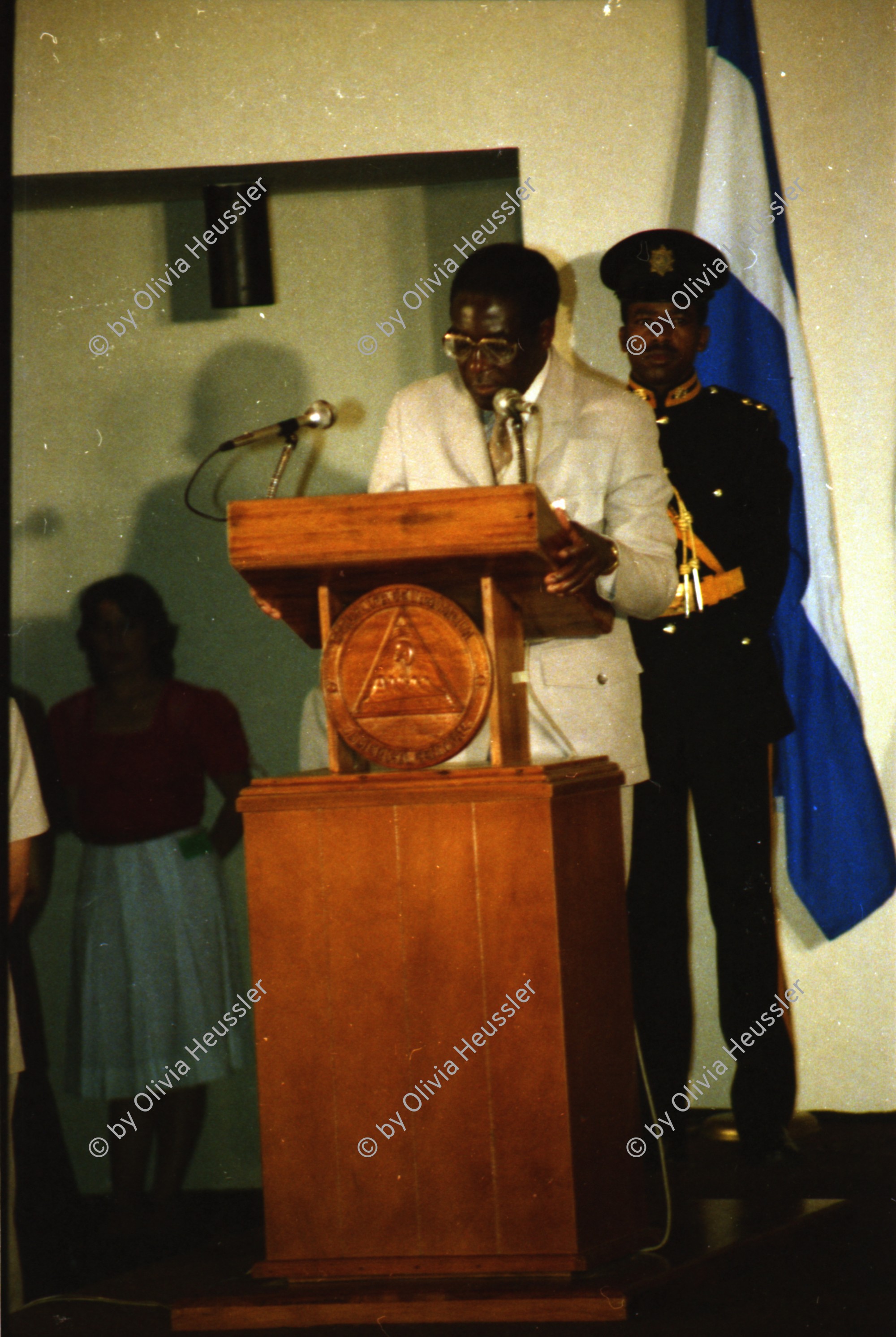 Image of sheet 19850462 photo 23: Robert Mugabe spricht im Olaf Palme Zentrum in Managua Sergio Ramirez Mercado etc. 
Kids spielen im Regen Gruppenbild vor unserem Haus Racachacca Barrio Altagracia Jose Chepe Quinonez mit meinem Motorrad Honda Enduro

Kontaktsheet Blattkopie fehlt ohne Sheet