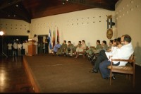 Image of sheet 19850462 photo 28: Robert Mugabe spricht im Olaf Palme Zentrum in Managua Sergio Ramirez Mercado etc. 
Kids spielen im Regen Gruppenbild vor unserem Haus Racachacca Barrio Altagracia Jose Chepe Quinonez mit meinem Motorrad Honda Enduro

Kontaktsheet Blattkopie fehlt ohne Sheet