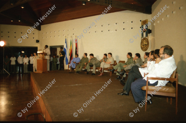 Image of sheet 19850462 photo 28: Robert Mugabe spricht im Olaf Palme Zentrum in Managua Sergio Ramirez Mercado etc. 
Kids spielen im Regen Gruppenbild vor unserem Haus Racachacca Barrio Altagracia Jose Chepe Quinonez mit meinem Motorrad Honda Enduro

Kontaktsheet Blattkopie fehlt ohne Sheet